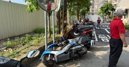 林口男帶刀推倒十多部機車 10分鐘落網辯:遭不明人士追擊