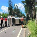 澎湖廂型車閃貓失控撞樹翻覆 3人傷1女受困獲救