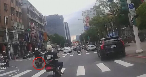 火辣內衣騎士現身南港街頭! 阿伯狂比不雅手勢追車結局爆笑