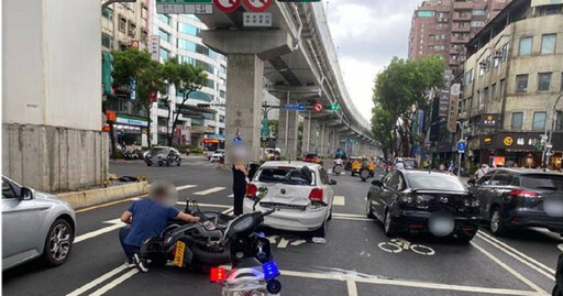 追撞紅燈轎車!黃牌重機超載載4口 全身擦傷送醫