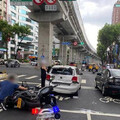 追撞紅燈轎車！黃牌重機超載載4口 全身擦傷送醫
