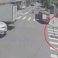 宜蘭學童闖紅燈狂奔險撞車 駕駛嚇壞怒喊：「你不怕我很怕！」