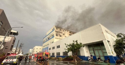台南安南科技廠火警驚傳有毒化學品 消防緊急撤離出動雲梯車搶救