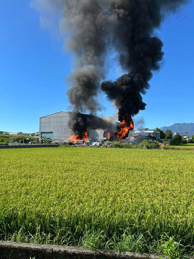 宜蘭五結倉庫突發生火警 濃煙沖天畫面曝光