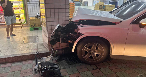 賓士衝進騎樓猛撞樑柱 「車頭全毀」疑失速釀禍