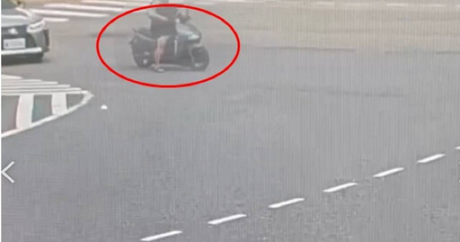派出所前「嗨」到定格!男騎車停路中 警上前驚見他手中捏一物逮人