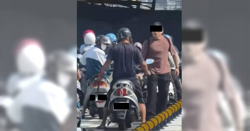 台中豐原機車行車糾紛激烈升級 男騎士持長刀威嚇畫面曝光