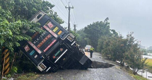 暴雨狂襲彰化二林驚現5米深天坑 大貨車瞬間翻覆駕駛險象環生