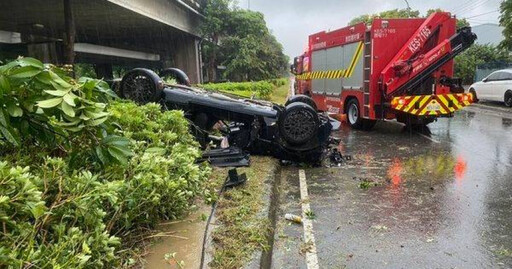 台中暴雨釀慘劇！環中路車輛打滑翻覆 駕駛驚險自行脫困