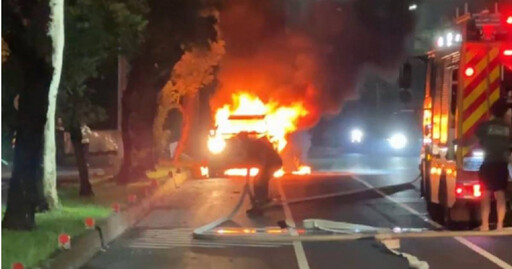 台東驚傳火燒車意外!縣議員楊秋珍見座車「冒白煙」逃生 車輛下刻燒成火球