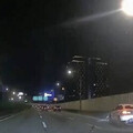 酒駕貨車高架違停撿物釀3車追撞 驚悚連環撞擊畫面曝光