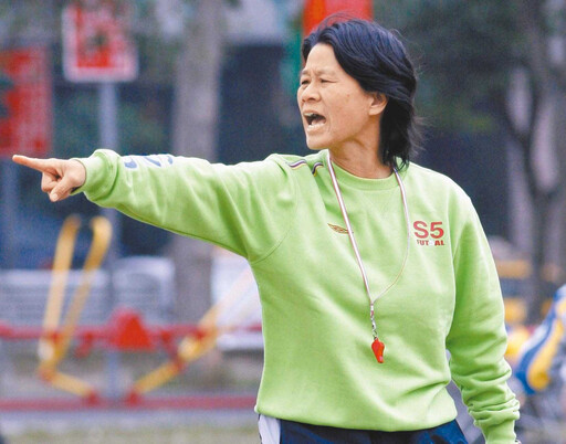 賣血校園1/台師大女足球員撐不住休學 簡奇陞痛喊「你能還他爸爸嗎!」