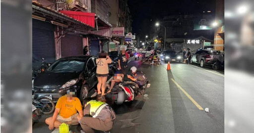 母載子返家提前壓線逆向 機車對撞4人彈飛倒地