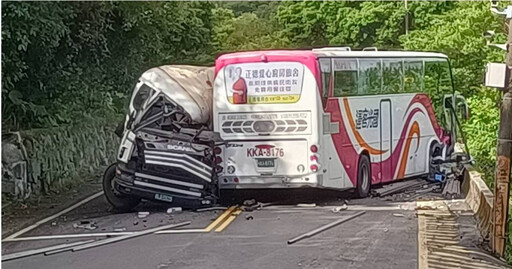 快訊/萬里國光客運跟砂石車碰撞 1OHCA、1重傷7輕傷