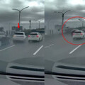 驚險瞬間！白休旅超車失控猛撞賓士 車殘零件四散雙道癱瘓