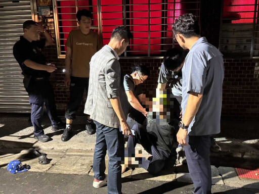 還裝!新莊棄屍男住家落網 「四肢癱軟」需要人攙扶