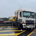 國1大村段聯結車自撞分隔島 碎石噴飛釀對向3車追撞