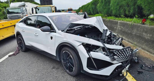 國3通霄段休旅車撞清掃緩撞車 車頭全毀碎片散滿地