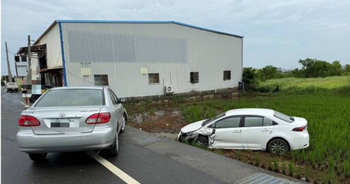 彰化女駕駛突暈眩暴衝！ 路邊停車遭鏟飛落田變廢鐵