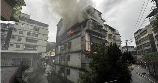 基隆公寓傍晚發生大火!樓下鄰居驚呼「聽到爆炸聲」 1人受困陽台亡