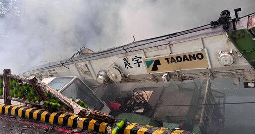快訊/北市北投溫泉路吊車翻覆起火 警消獲報急救援