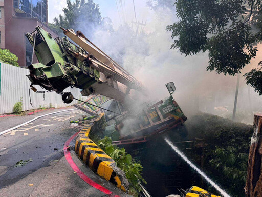 快訊/北市北投溫泉路吊車翻覆起火 警消獲報急救援