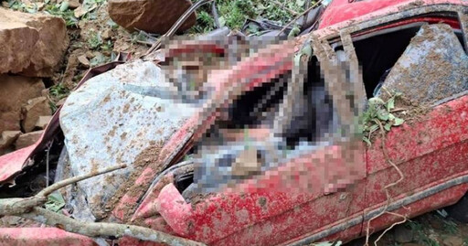 苗栗泰安「巨石從天而降」壓毀路過小客車奪2命 駕駛被救出送醫不治