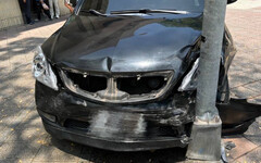 76歲翁台北上演碰碰車大亂撞！ 連環衝撞3車還撞燈桿