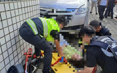 新莊警局門口休旅車暴衝 女子遭壓車底驚險救出