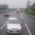 國道驚現女駕駛狂追車 網虧「車遛人」人生解鎖