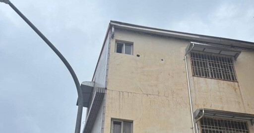 高雄老翁颱風天爬屋頂修漏水墜落身亡 妻聽救護車到才知出事崩潰
