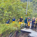 高雄5口墜谷！勇爸「3度爬坑」救妻小 意外險恐不賠