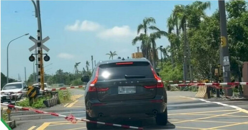 Volvo硬闖平交道被卡 柵欄斷裂罰鍰恐飆9萬!