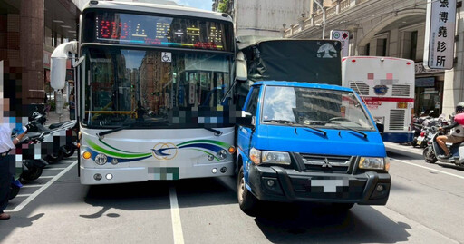 新莊小貨車遭同號公車夾殺 司機私下求和解「怕被扣獎金」