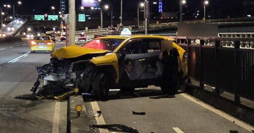 華江橋計程車自撞「堵住機車道」 車頭全毀司機自行脫困