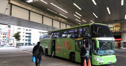 台中騎士鑽車縫失敗暴怒 持安全帽狂砸公車司機打到骨折