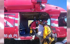 嘉明湖山友疑似高山症 空勤黑鷹直升機吊掛送醫