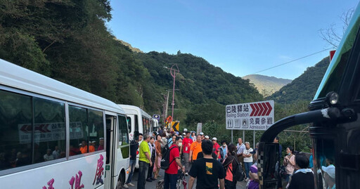 桃園台7線下巴陵坍方 5遊覽車83人受困急派中巴撤離