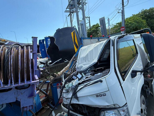 吊車翻覆猛砸灑水車 車頭全毀慘況曝