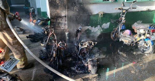 台南高中外移工宿舍旁電動車起火 機車燒剩骨架