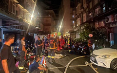 板橋民宅凌晨火警！屋主脫困呼救「妻兒4人在裡面」 共7人獲救送醫