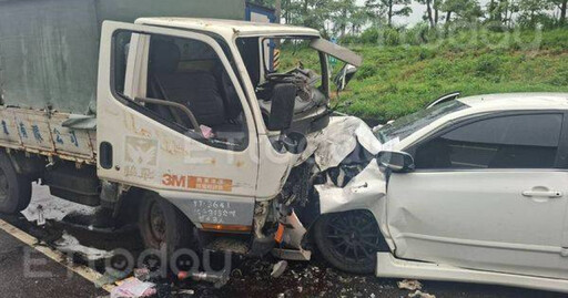 高雄河堤路迎面猛撞 小貨車白轎車貼合3人重傷