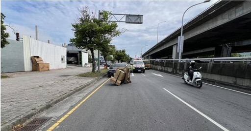 台中賓士車先撞再輾88歲嬤 急救搶回一命仍命危