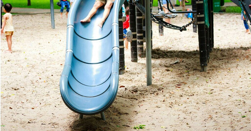 阿公阿嬤公園脫褲激戰!家長跟小孩嚇壞 他辯「在聊天」下場慘了