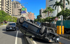快訊／恍神自撞分隔島翻車 「四輪朝天」畫面曝光