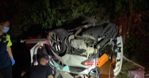 新竹深夜死亡車禍！轎車撞斷電桿翻覆 25歲男受困不治