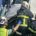 西濱大貨車猛撞聯結車 駕駛慘困鐵殼2小時驚險救援