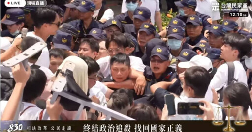黃國昌號召小草攀阻材玩人體衝浪釀8警傷 北市警局要辦了