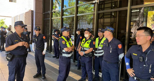 柯文哲準備回家!北市警提前佈署警力、拒馬應對熱情小草