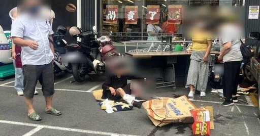 高雄鳳山驚悚車禍!女駕駛停車誤踩油門 暴衝撞人又撞車